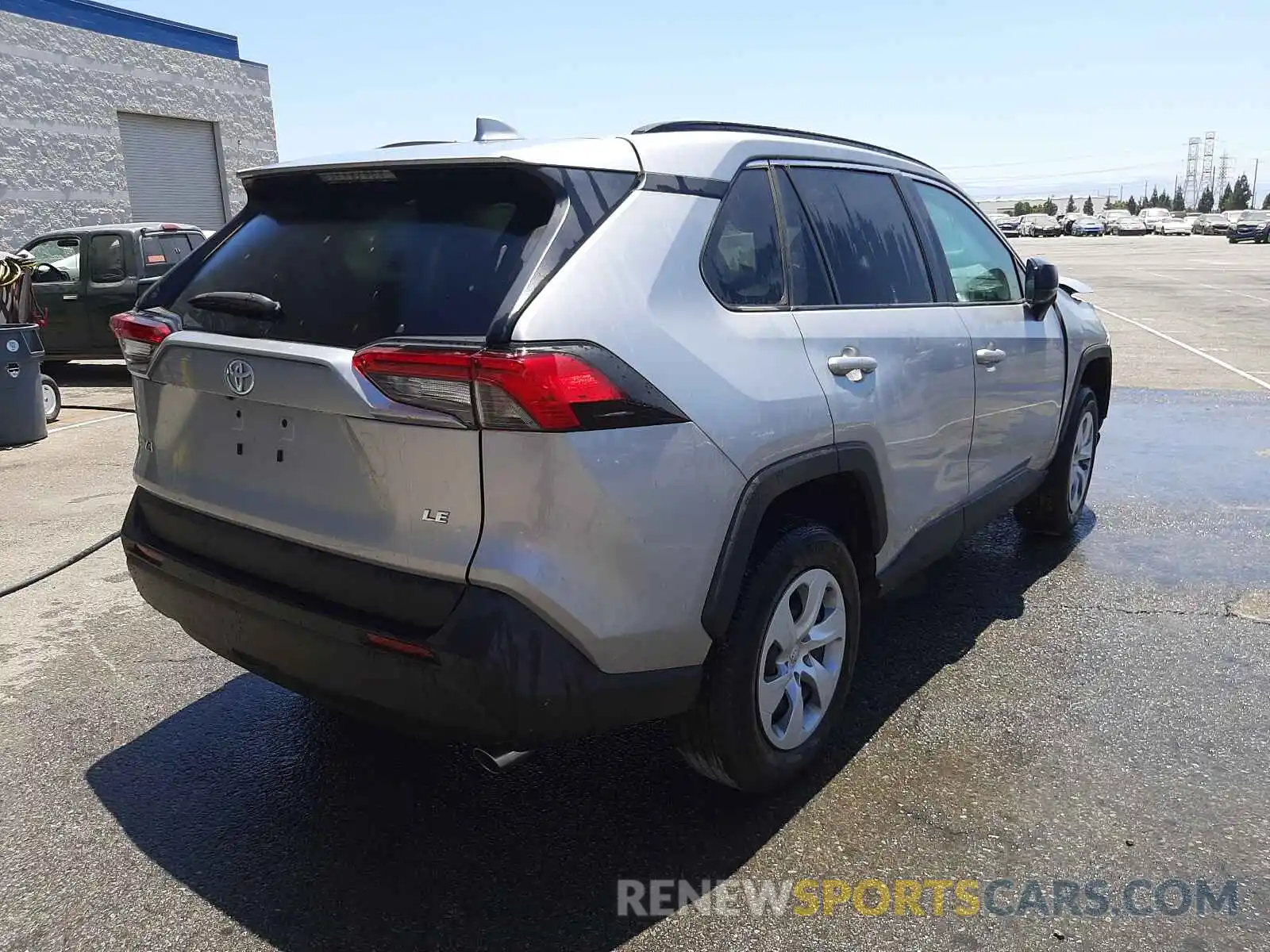 4 Photograph of a damaged car 2T3H1RFVXMW135673 TOYOTA RAV4 2021