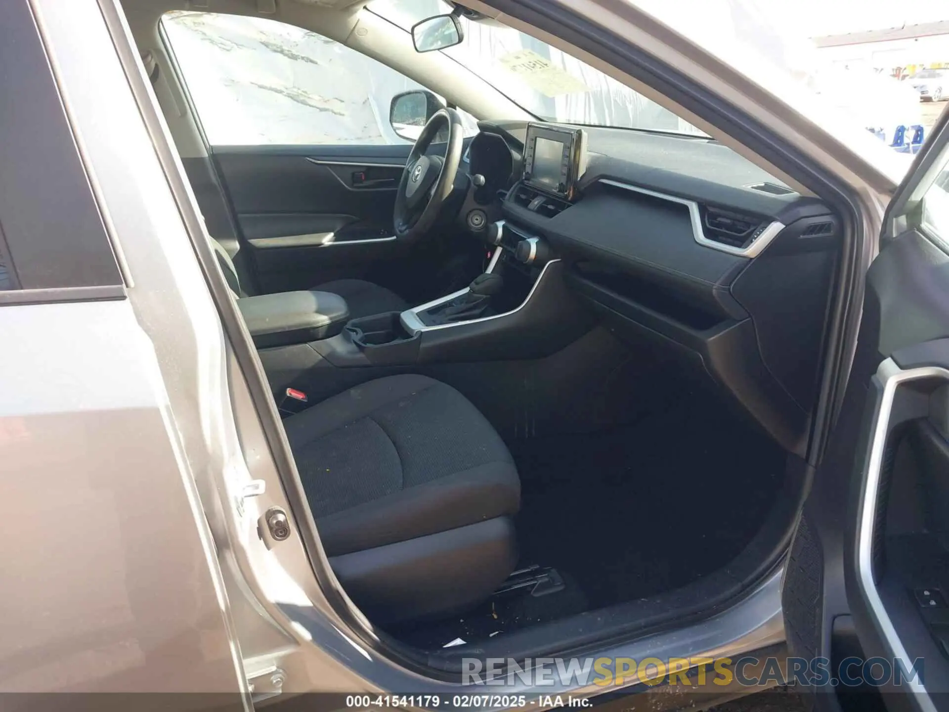 5 Photograph of a damaged car 2T3K1RFV2MC123282 TOYOTA RAV4 2021