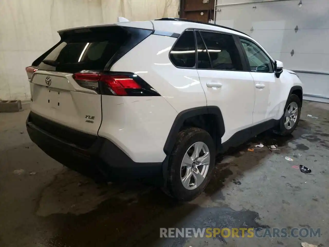 4 Photograph of a damaged car 2T3P1RFV0MW154454 TOYOTA RAV4 2021