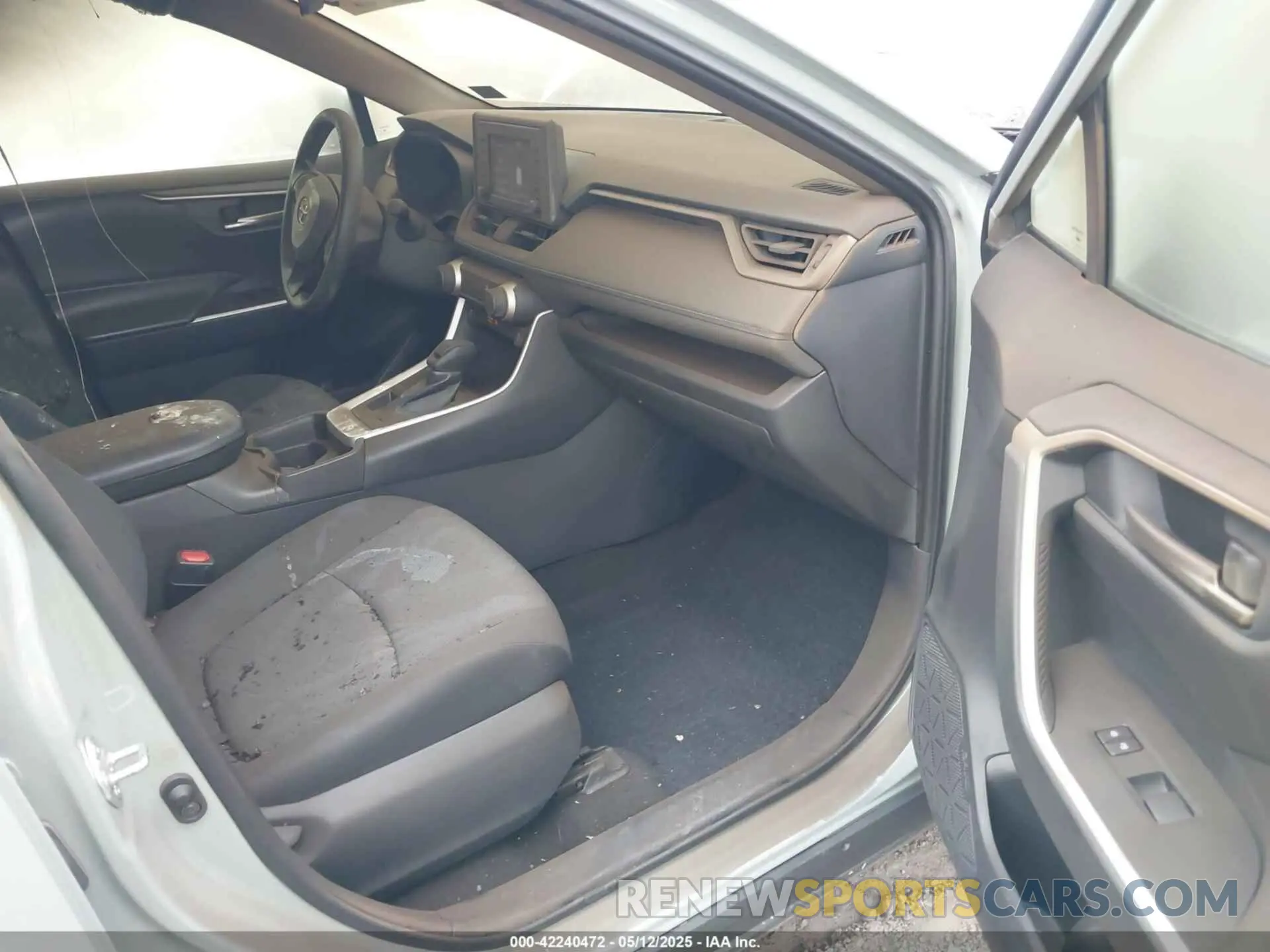 5 Photograph of a damaged car 2T3P1RFV0MW163963 TOYOTA RAV4 2021