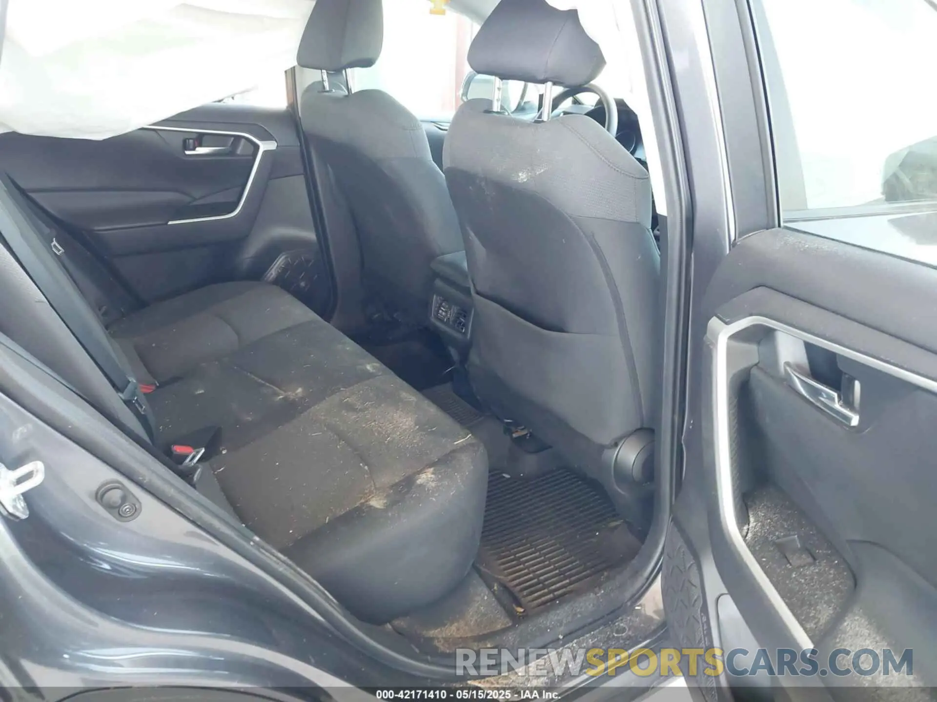8 Photograph of a damaged car 2T3P1RFV0MW186157 TOYOTA RAV4 2021