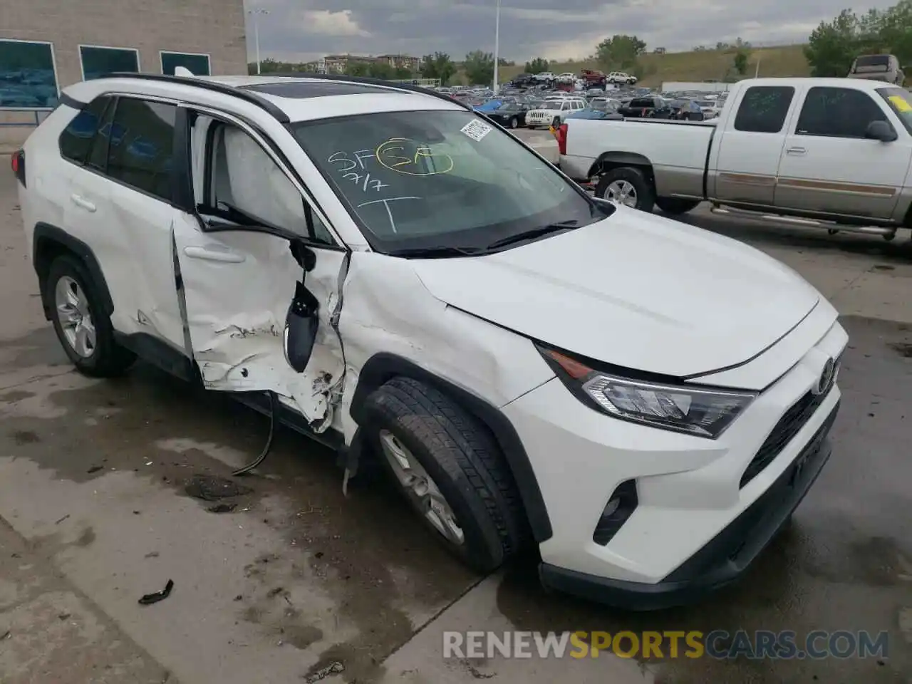 1 Photograph of a damaged car 2T3P1RFV2MC196206 TOYOTA RAV4 2021