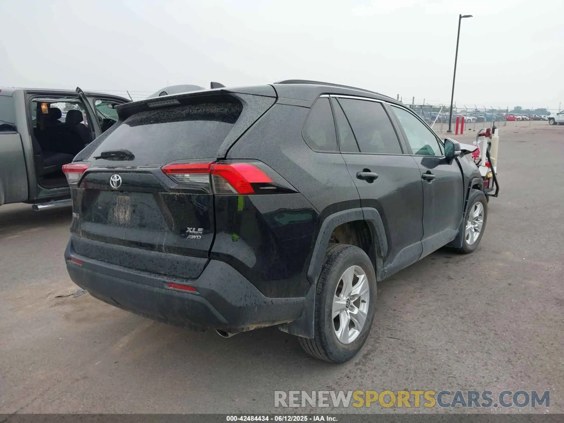 4 Photograph of a damaged car 2T3P1RFV2MW208496 TOYOTA RAV4 2021