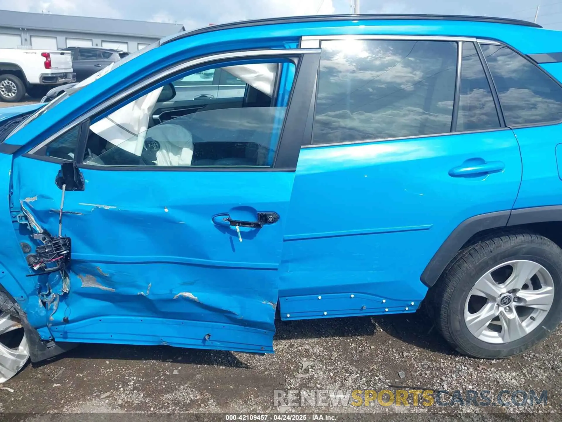 14 Photograph of a damaged car 2T3P1RFV5MW208427 TOYOTA RAV4 2021