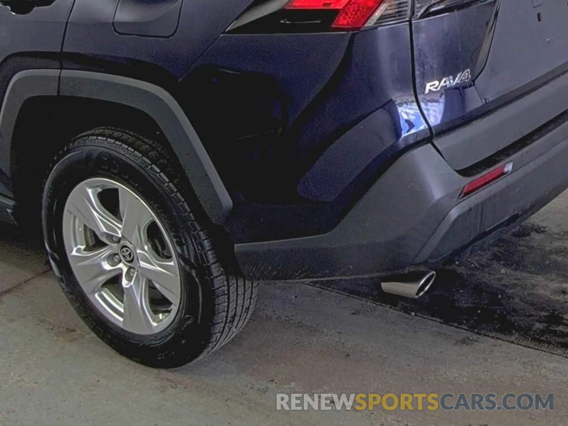 18 Photograph of a damaged car 2T3P1RFV5MW230623 TOYOTA RAV4 2021