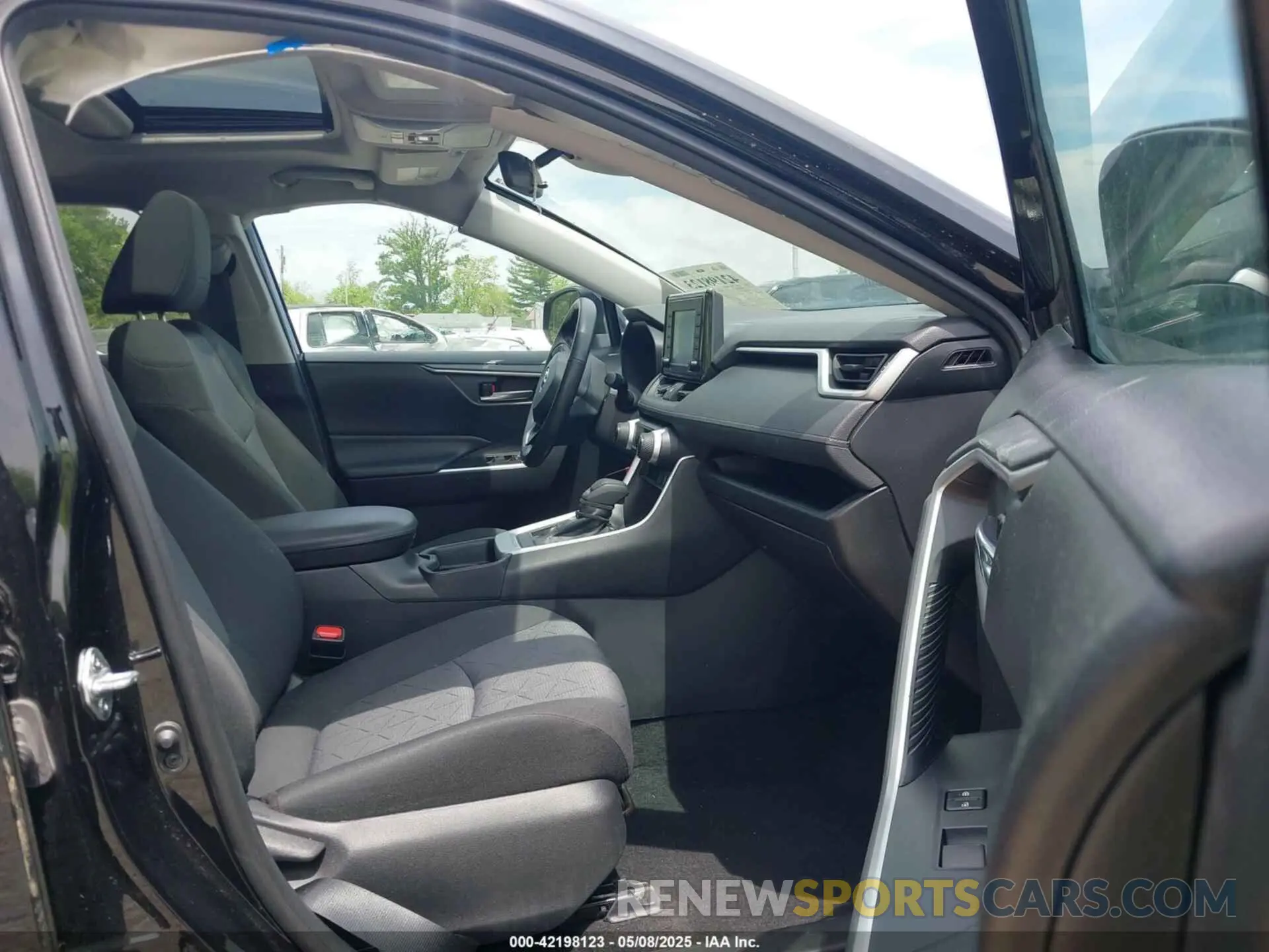5 Photograph of a damaged car 2T3P1RFV8MC164117 TOYOTA RAV4 2021