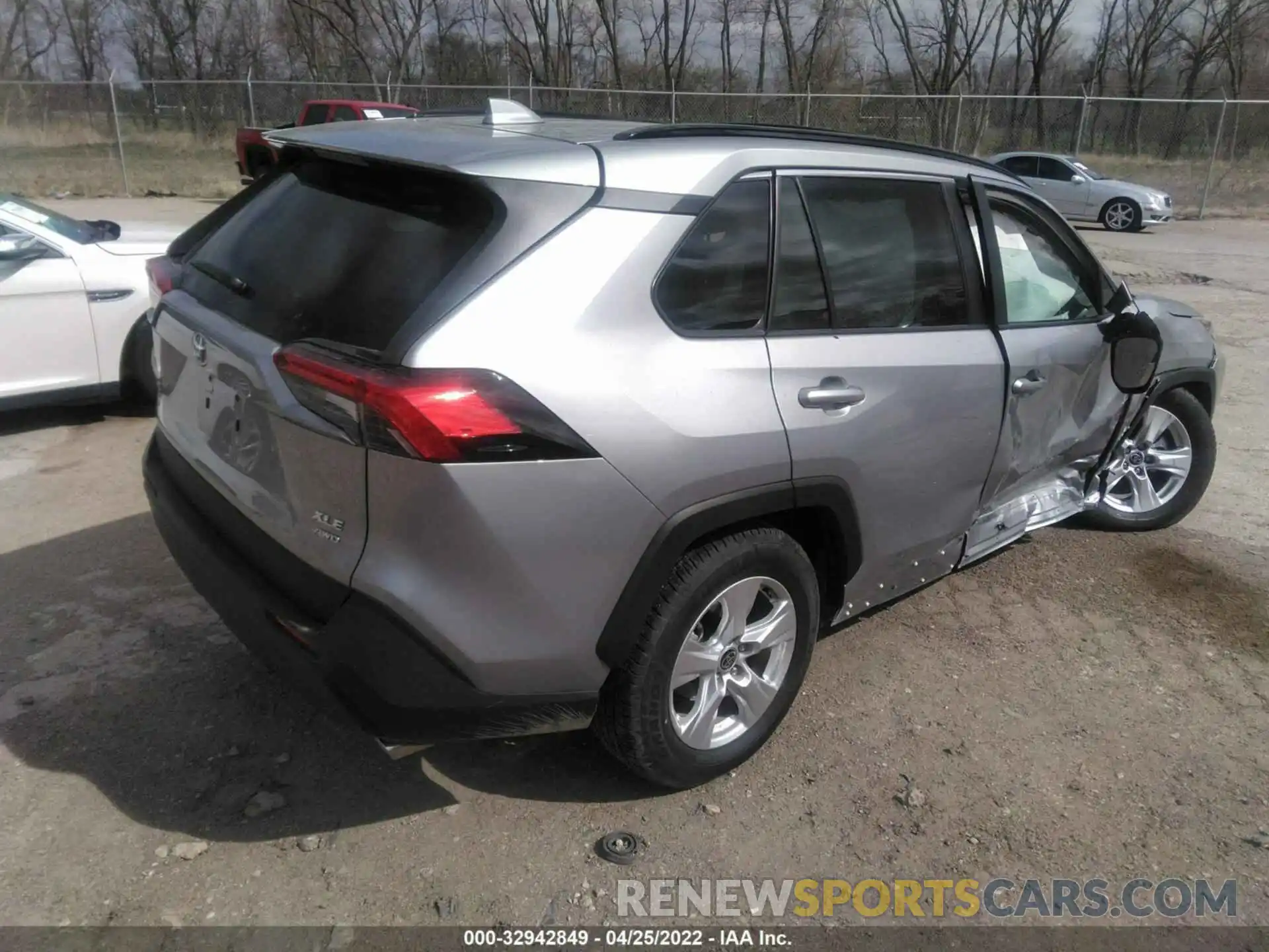 4 Photograph of a damaged car 2T3P1RFV8MC249944 TOYOTA RAV4 2021