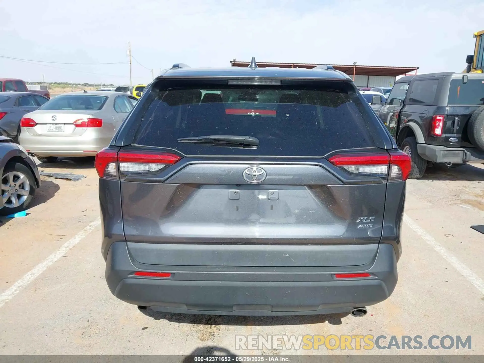 15 Photograph of a damaged car 2T3P1RFV9MC150811 TOYOTA RAV4 2021