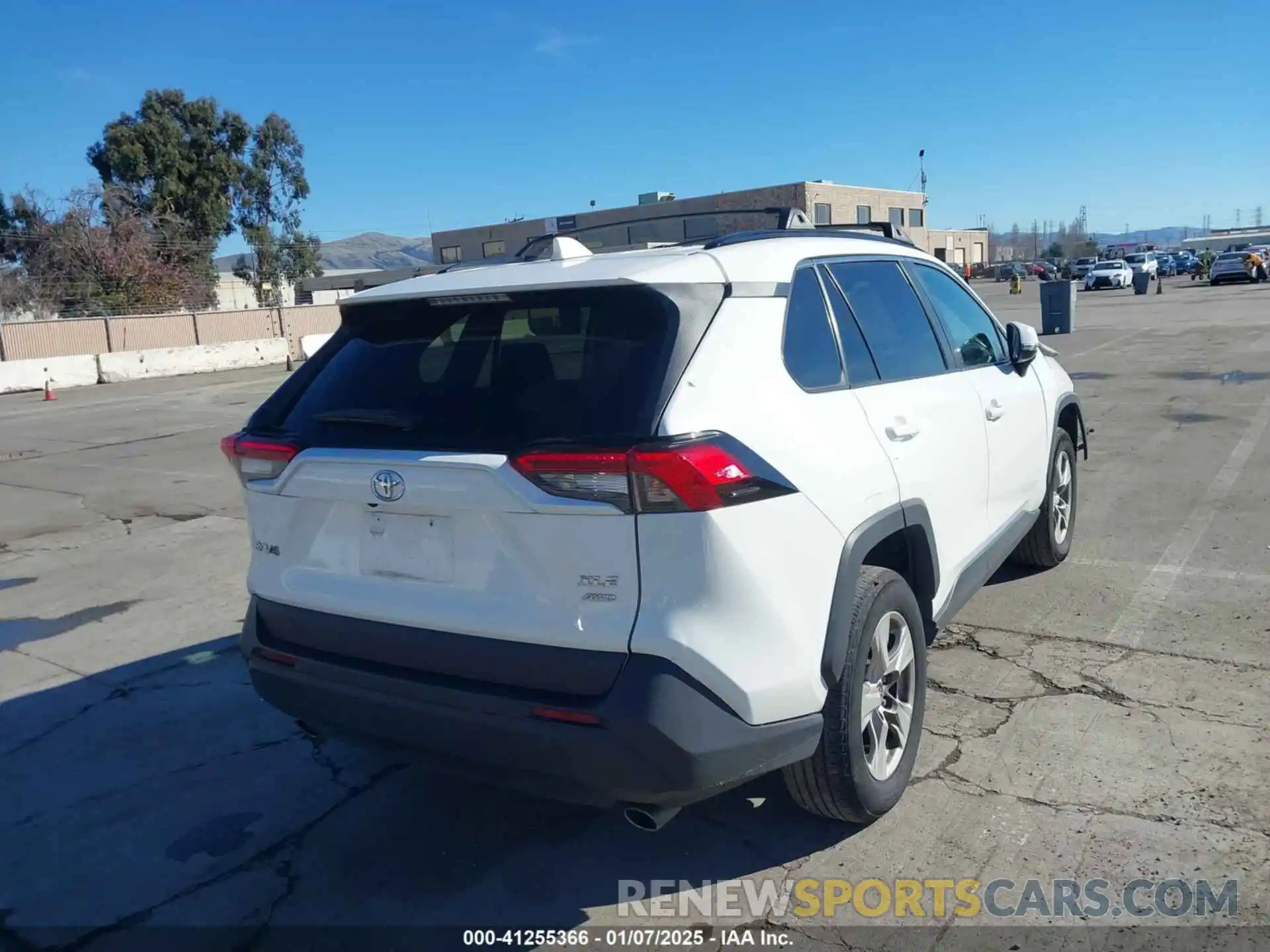 4 Photograph of a damaged car 2T3P1RFV9MW142044 TOYOTA RAV4 2021