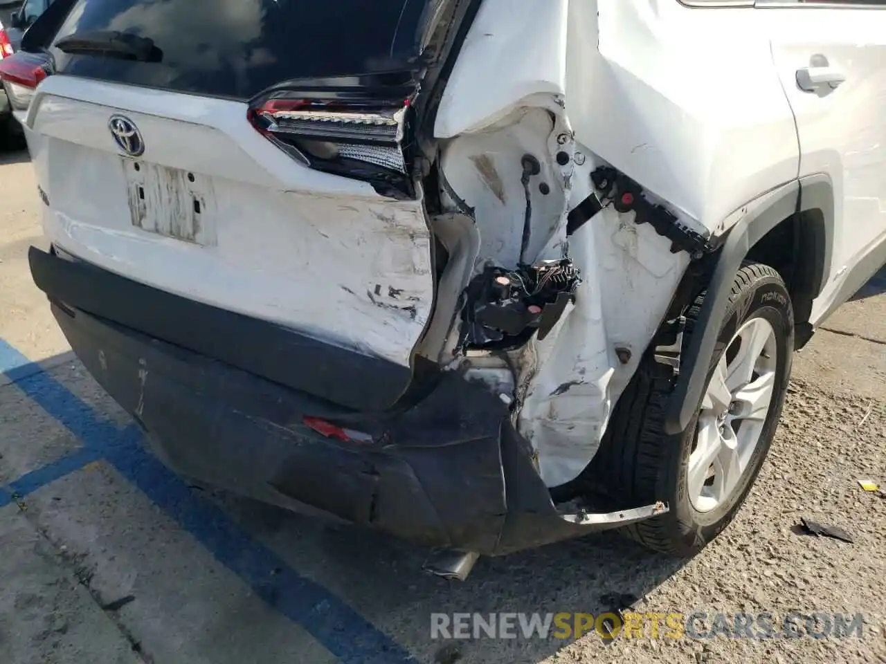 9 Photograph of a damaged car 2T3R6RFV4MW007757 TOYOTA RAV4 2021