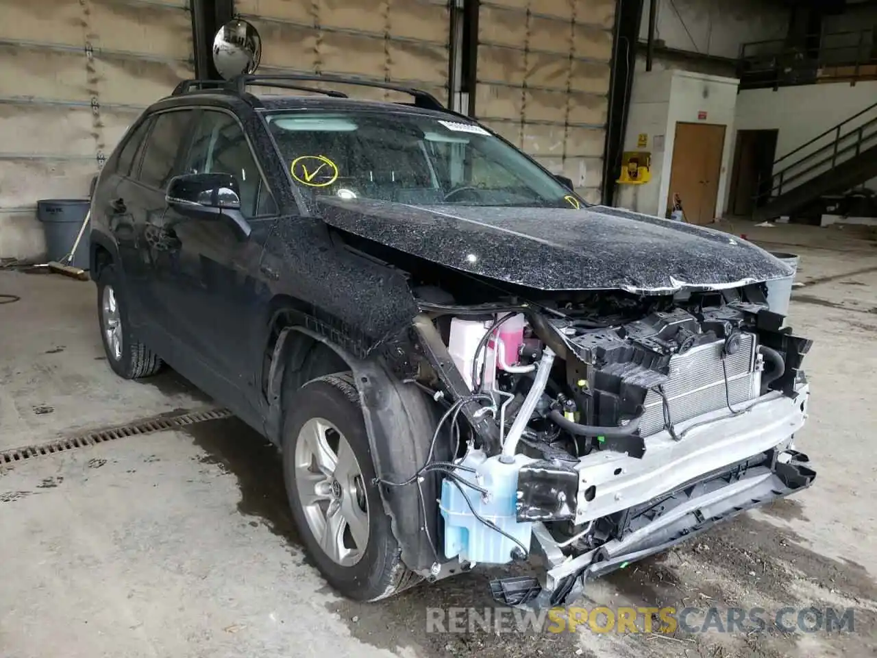 1 Photograph of a damaged car 2T3R6RFV6MW012362 TOYOTA RAV4 2021