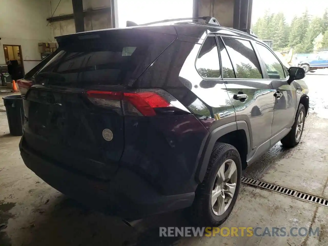 4 Photograph of a damaged car 2T3R6RFV6MW012362 TOYOTA RAV4 2021