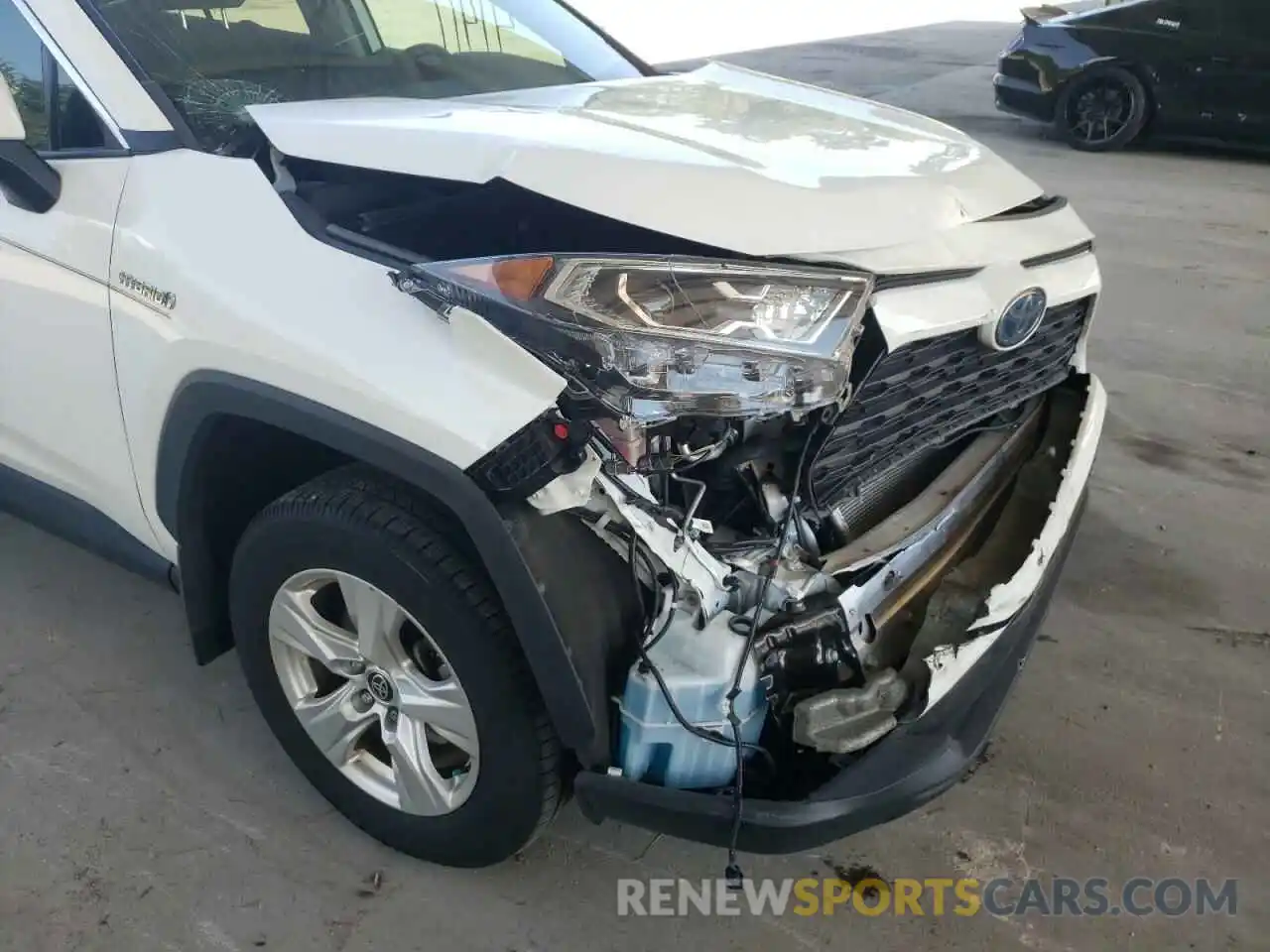 9 Photograph of a damaged car 2T3R6RFV7MW018607 TOYOTA RAV4 2021