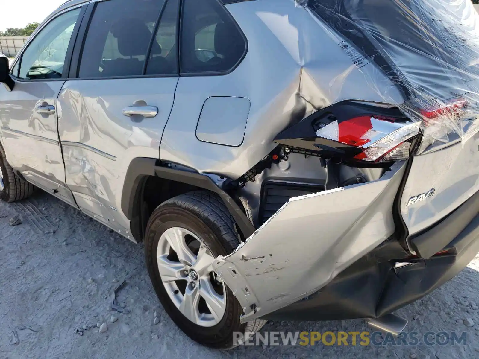 9 Photograph of a damaged car 2T3R6RFVXMW005219 TOYOTA RAV4 2021