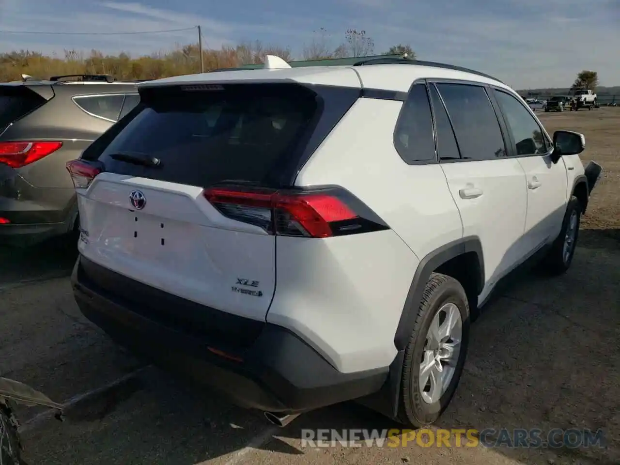 4 Photograph of a damaged car 2T3RWRFVXMW120581 TOYOTA RAV4 2021