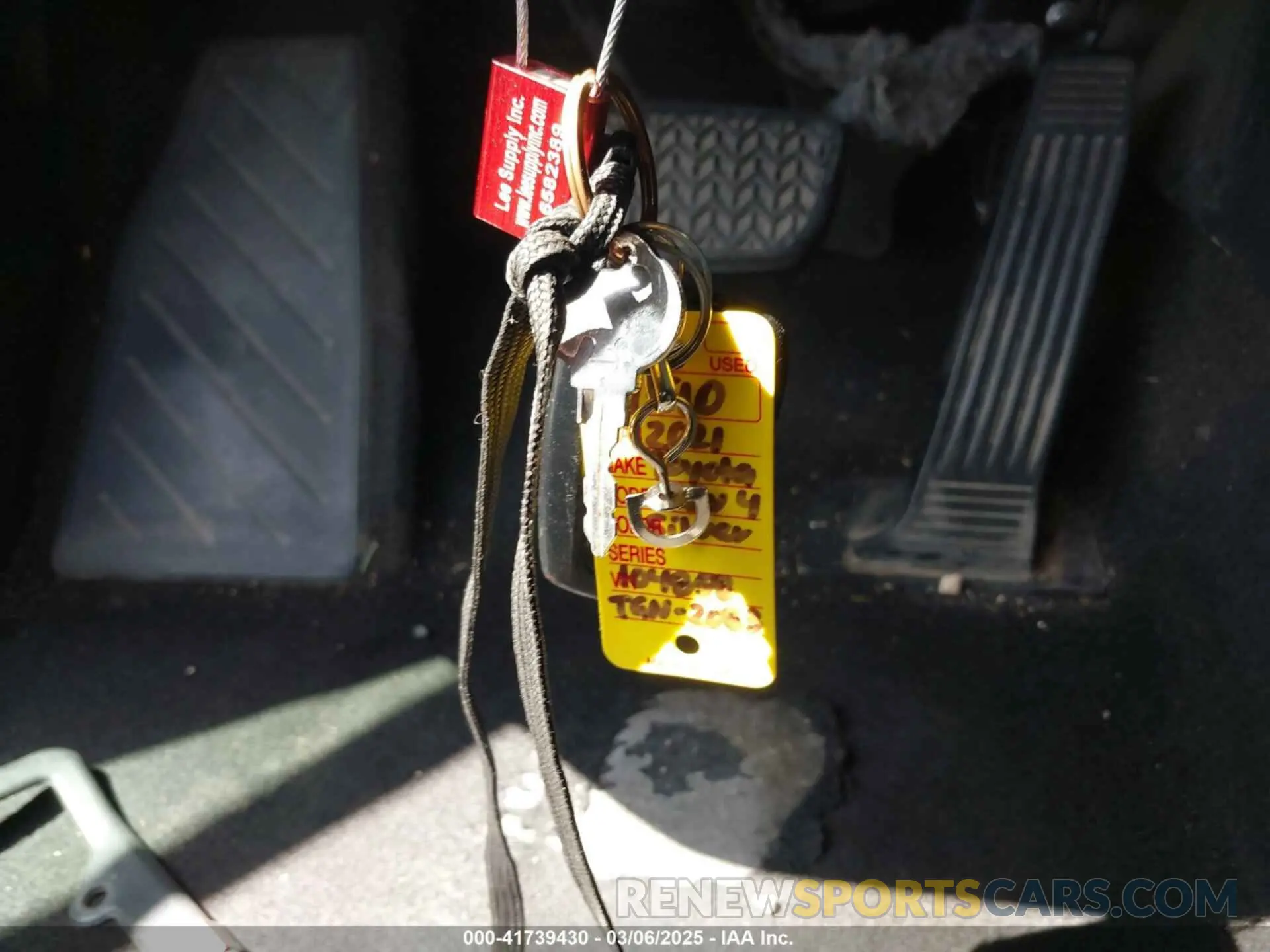11 Photograph of a damaged car 2T3W1RFV0MW104858 TOYOTA RAV4 2021