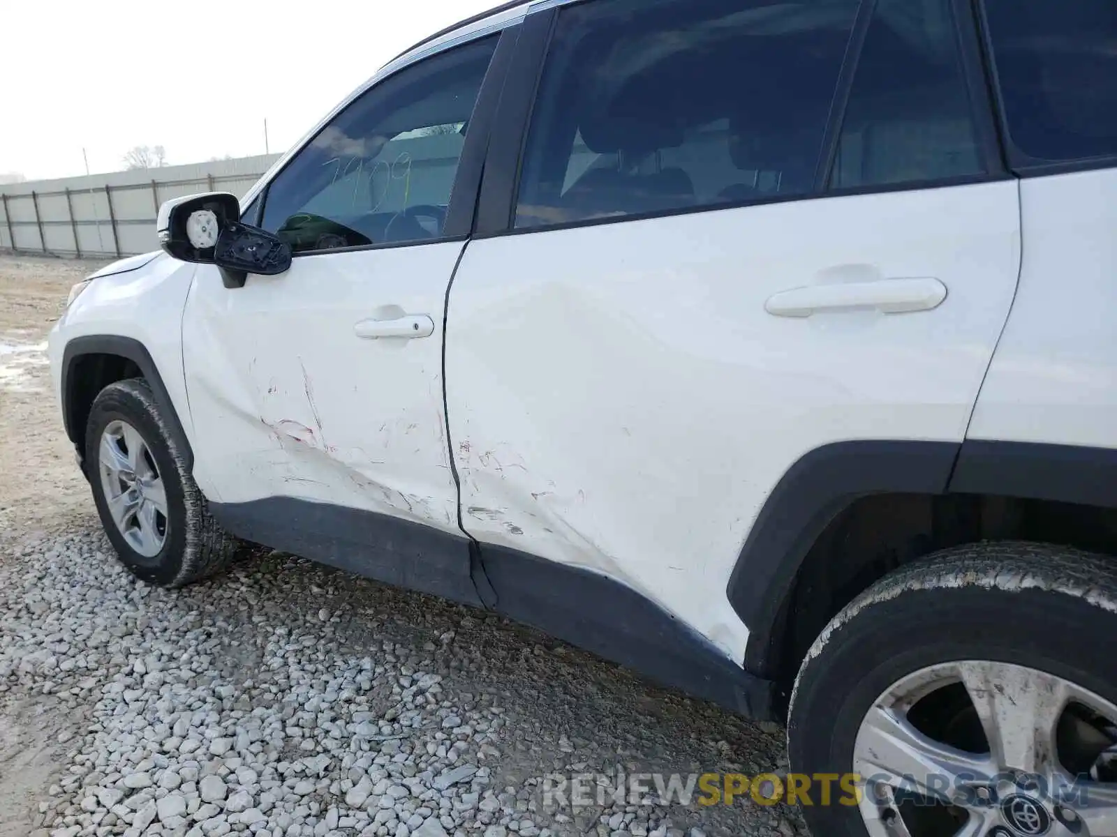 9 Photograph of a damaged car 2T3W1RFV0MW105430 TOYOTA RAV4 2021