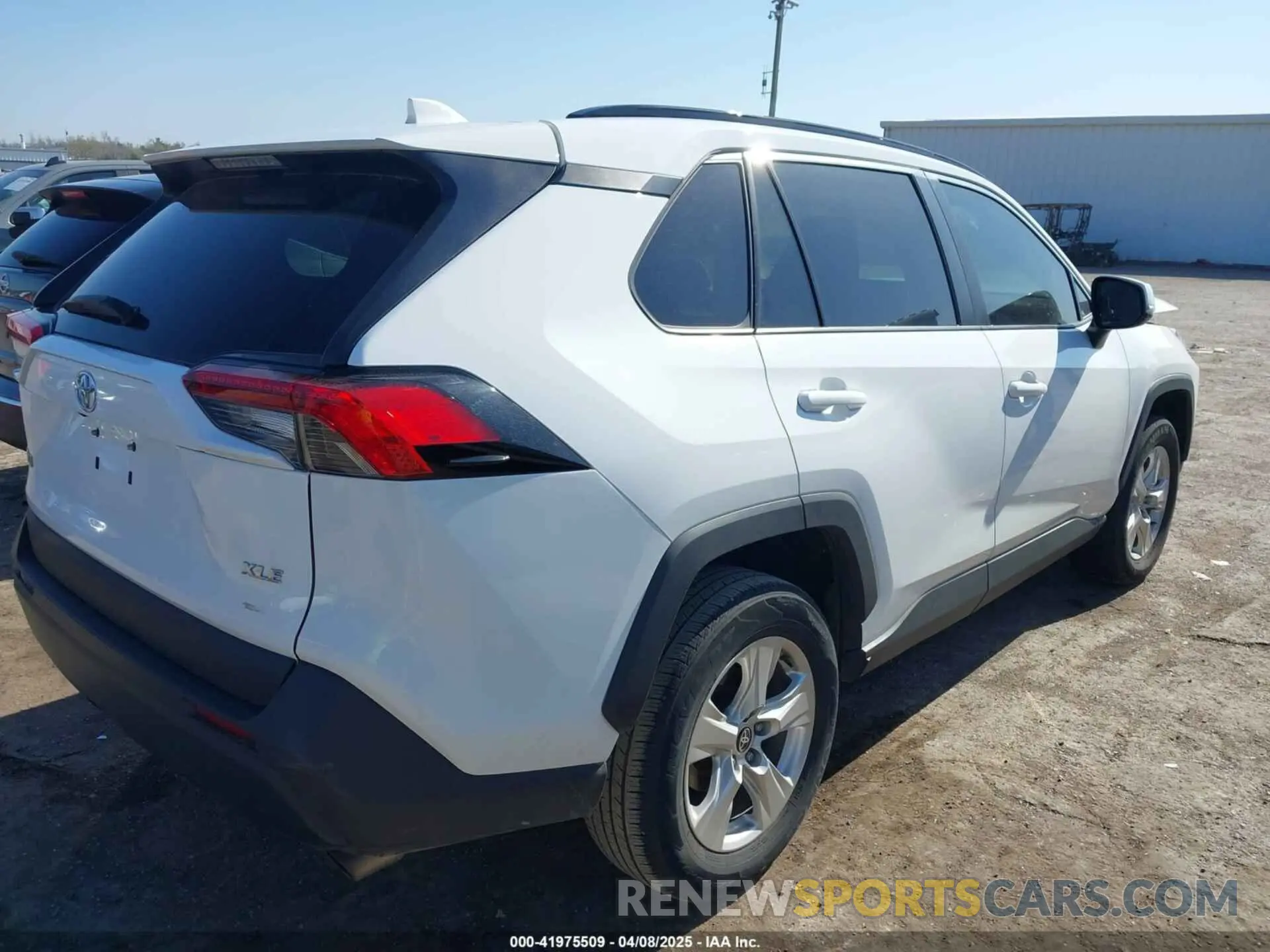 4 Photograph of a damaged car 2T3W1RFV0MW164381 TOYOTA RAV4 2021
