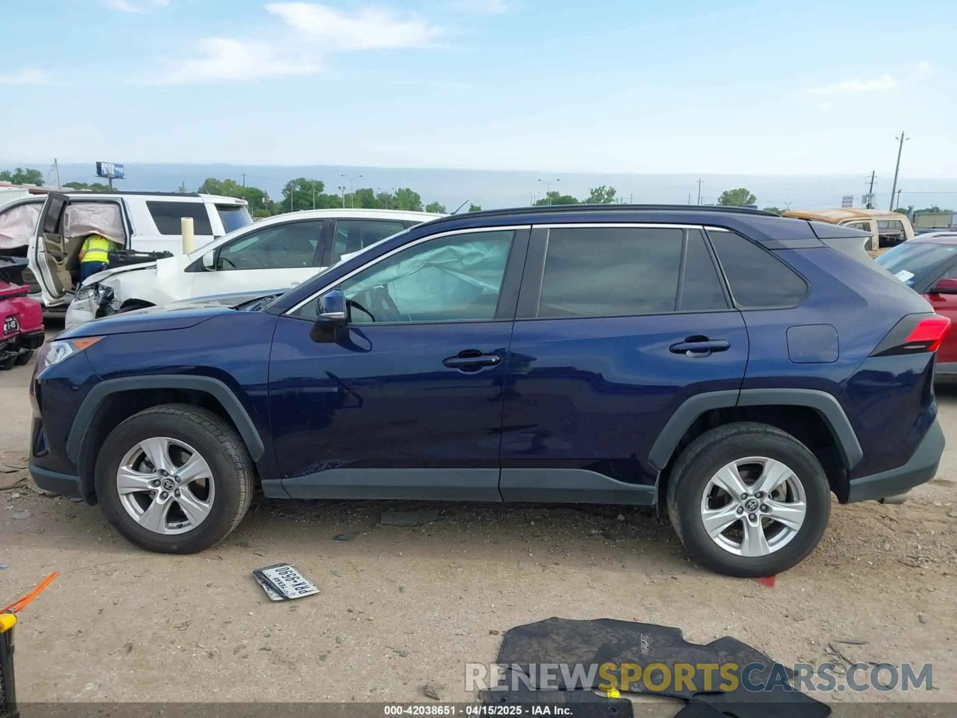 14 Photograph of a damaged car 2T3W1RFV1MW151025 TOYOTA RAV4 2021