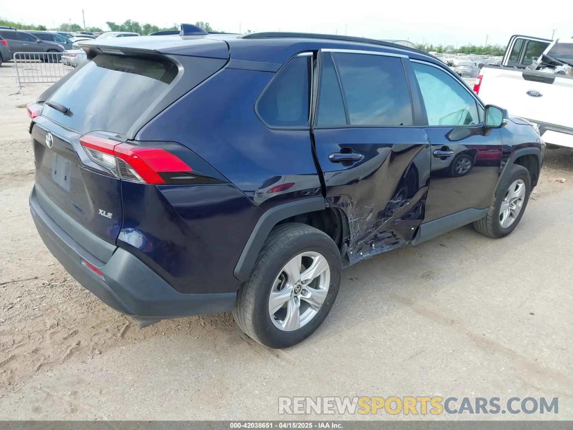 4 Photograph of a damaged car 2T3W1RFV1MW151025 TOYOTA RAV4 2021