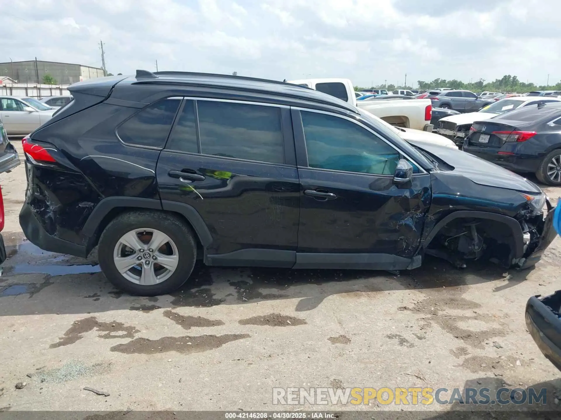 14 Photograph of a damaged car 2T3W1RFV2MW109141 TOYOTA RAV4 2021