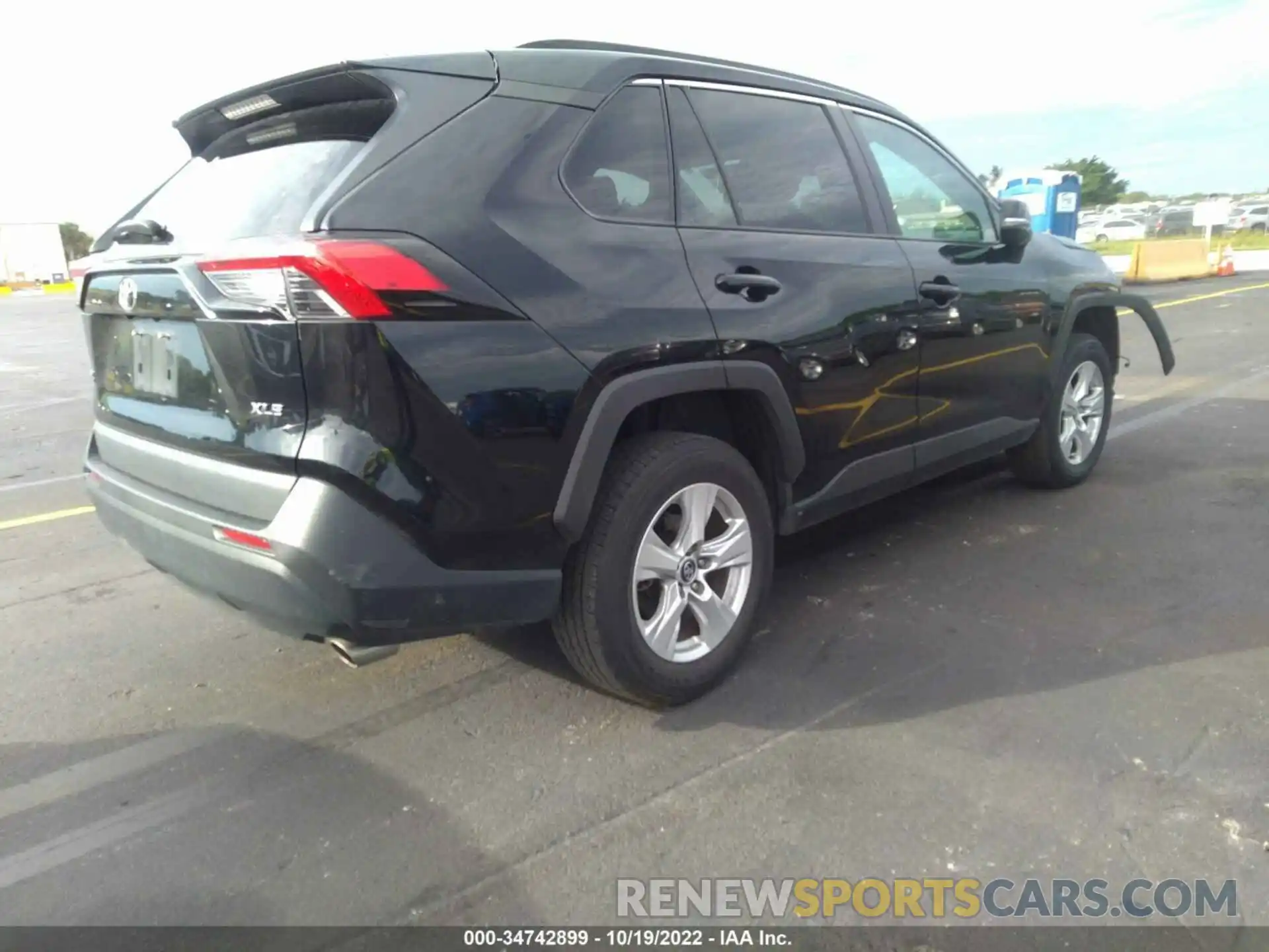 4 Photograph of a damaged car 2T3W1RFV2MW115828 TOYOTA RAV4 2021