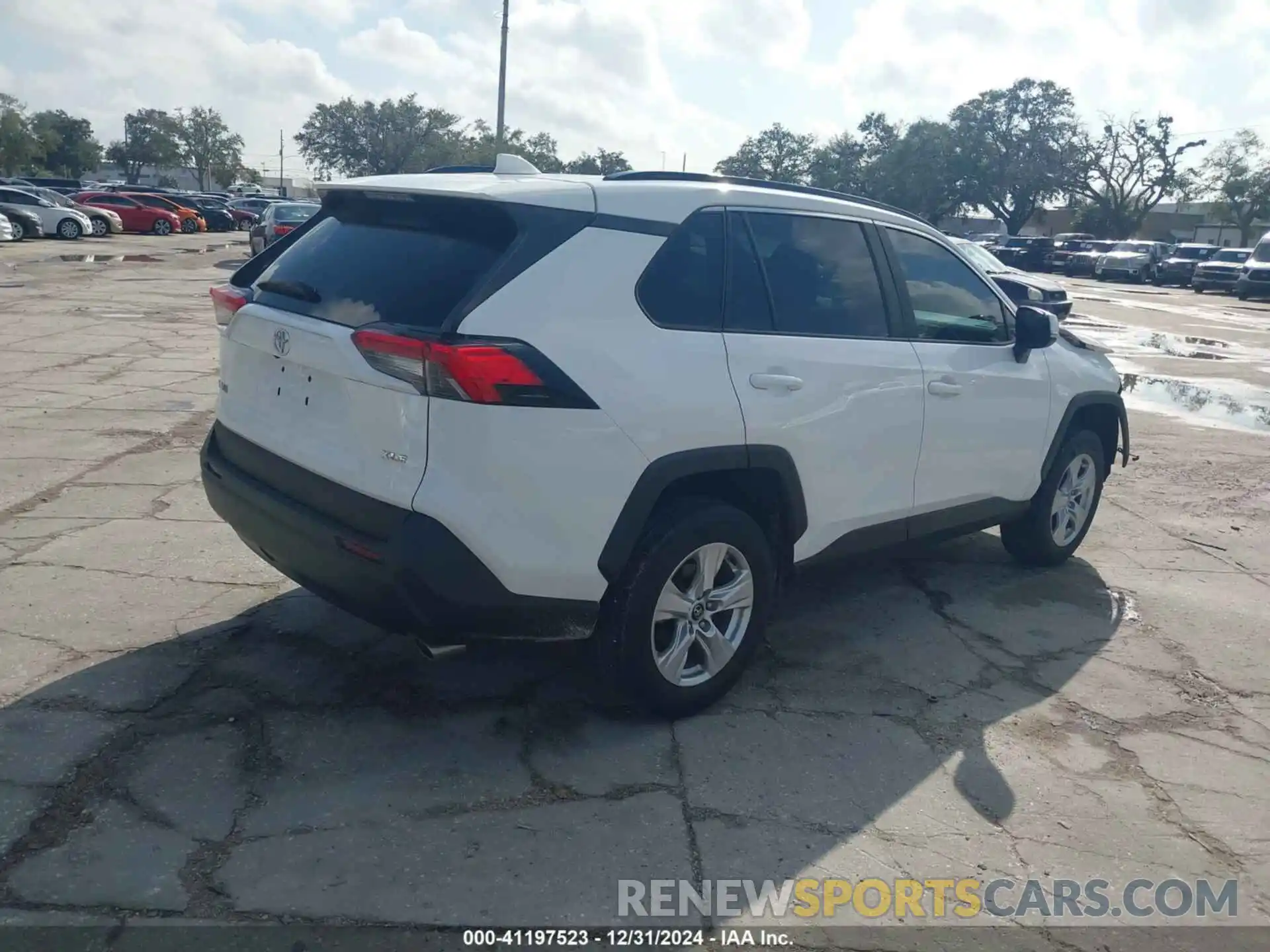 4 Photograph of a damaged car 2T3W1RFV2MW124755 TOYOTA RAV4 2021