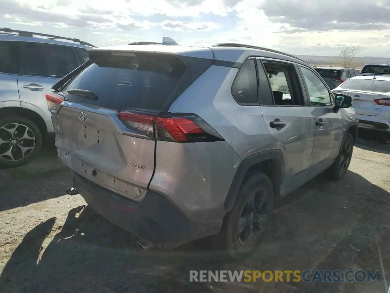 3 Photograph of a damaged car 2T3W1RFV2MW164611 TOYOTA RAV4 2021