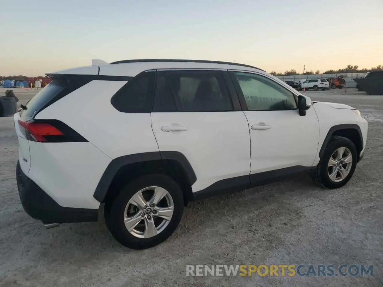 3 Photograph of a damaged car 2T3W1RFV4MC105500 TOYOTA RAV4 2021