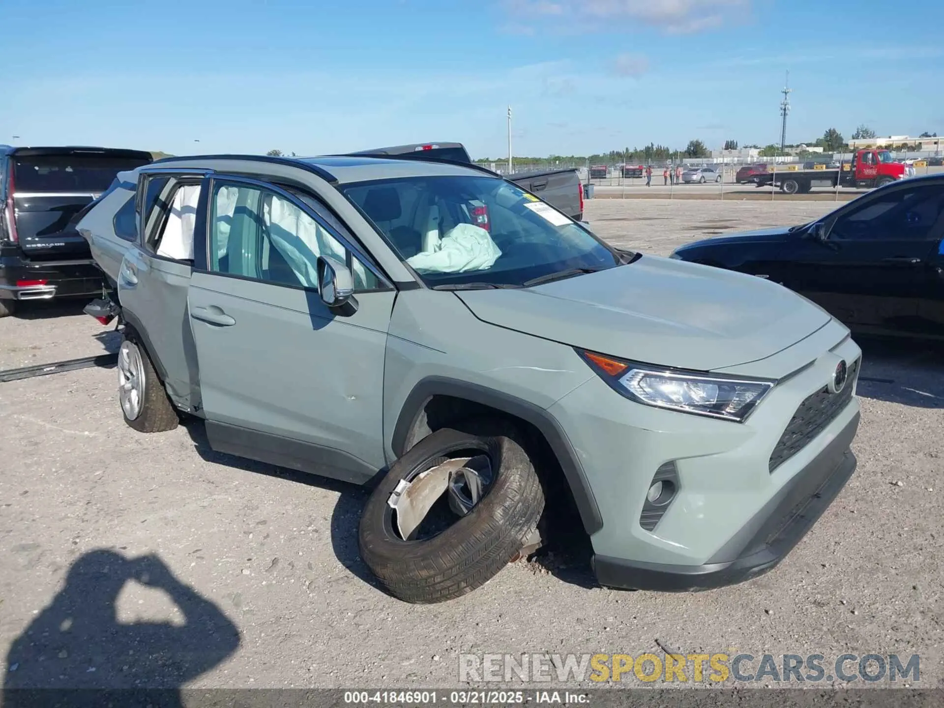 1 Photograph of a damaged car 2T3W1RFV4MW136969 TOYOTA RAV4 2021
