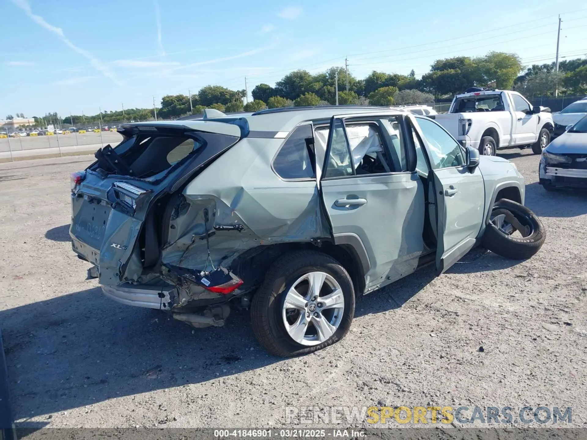 4 Photograph of a damaged car 2T3W1RFV4MW136969 TOYOTA RAV4 2021