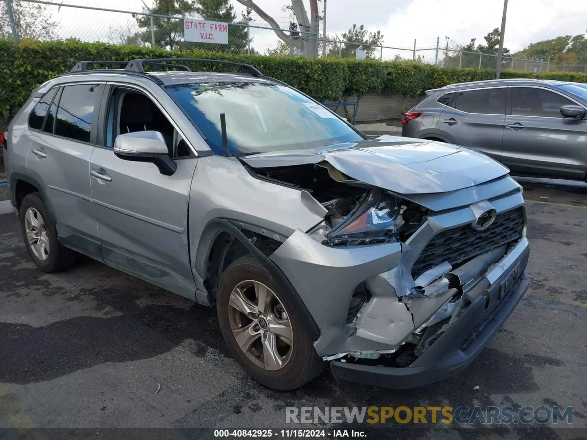 1 Photograph of a damaged car 2T3W1RFV5MC121592 TOYOTA RAV4 2021