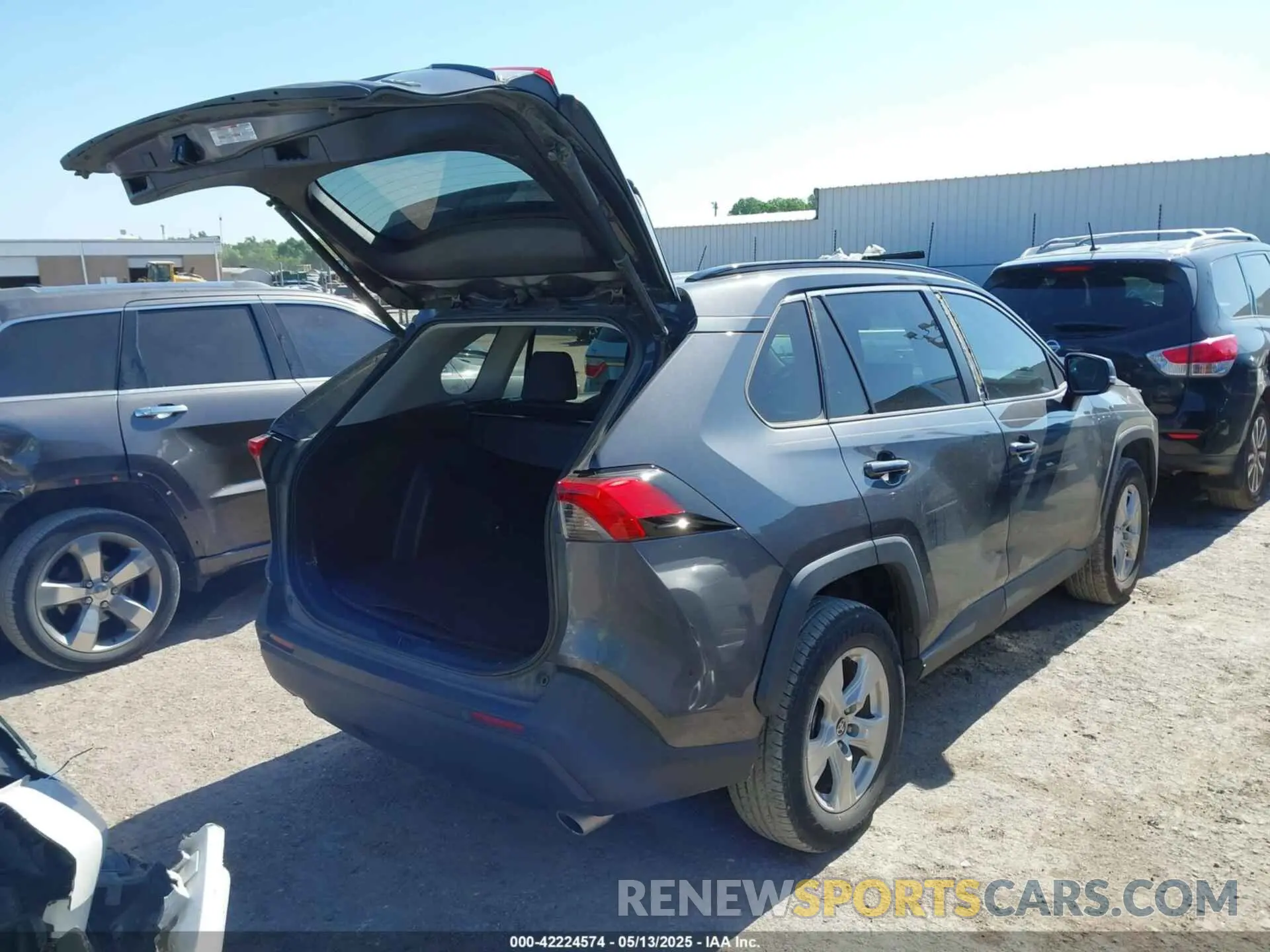 4 Photograph of a damaged car 2T3W1RFV5MW160228 TOYOTA RAV4 2021