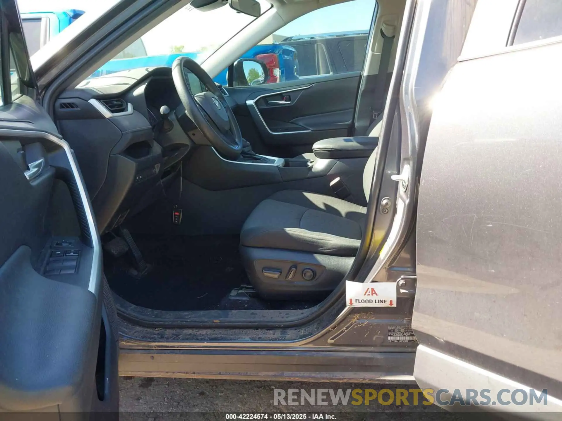6 Photograph of a damaged car 2T3W1RFV5MW160228 TOYOTA RAV4 2021