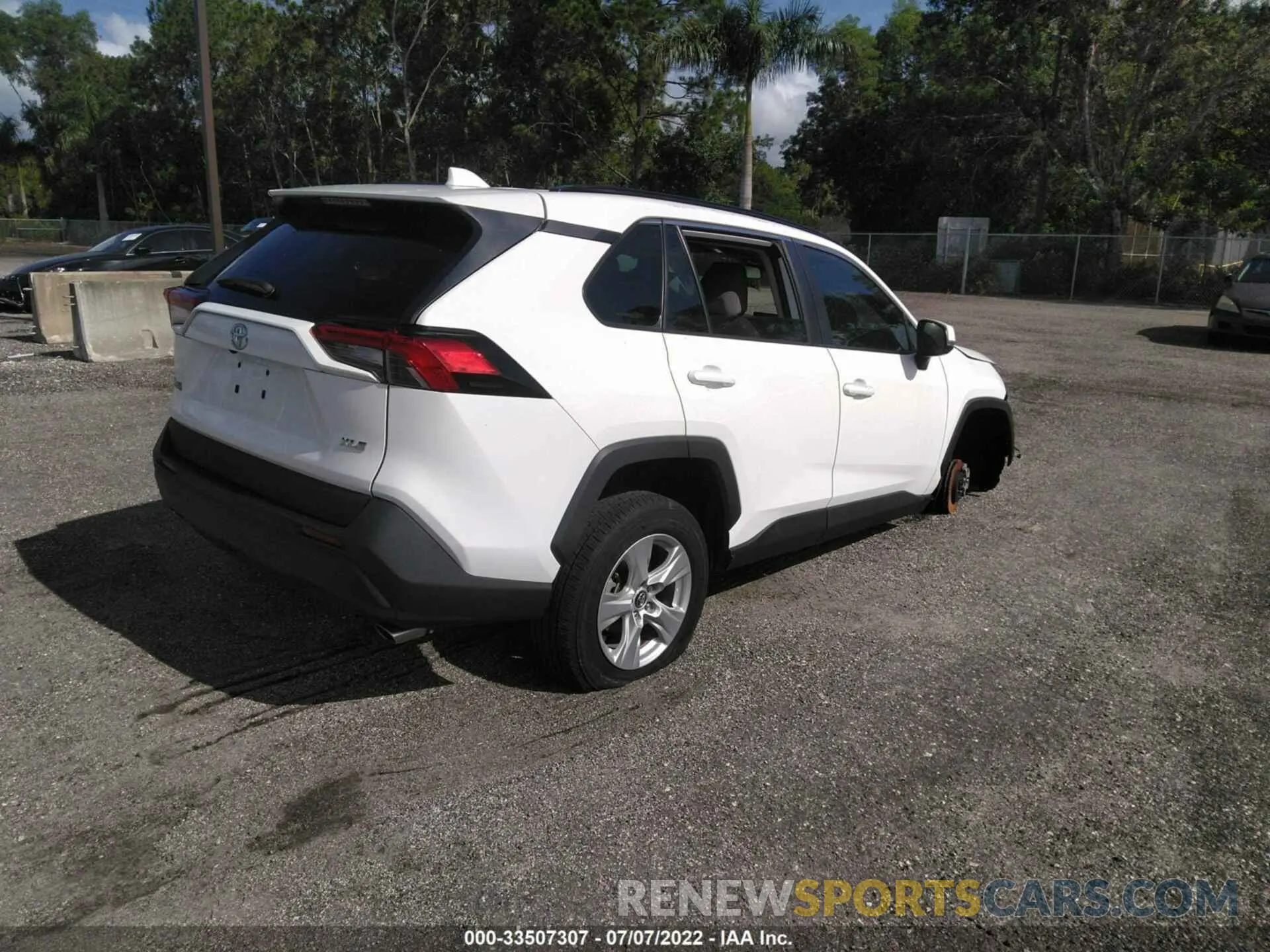 4 Photograph of a damaged car 2T3W1RFV6MC090398 TOYOTA RAV4 2021