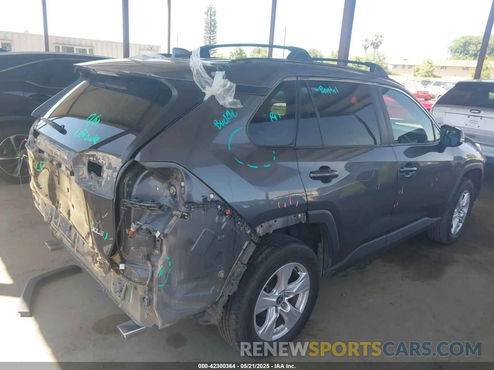 4 Photograph of a damaged car 2T3W1RFV8MW137252 TOYOTA RAV4 2021