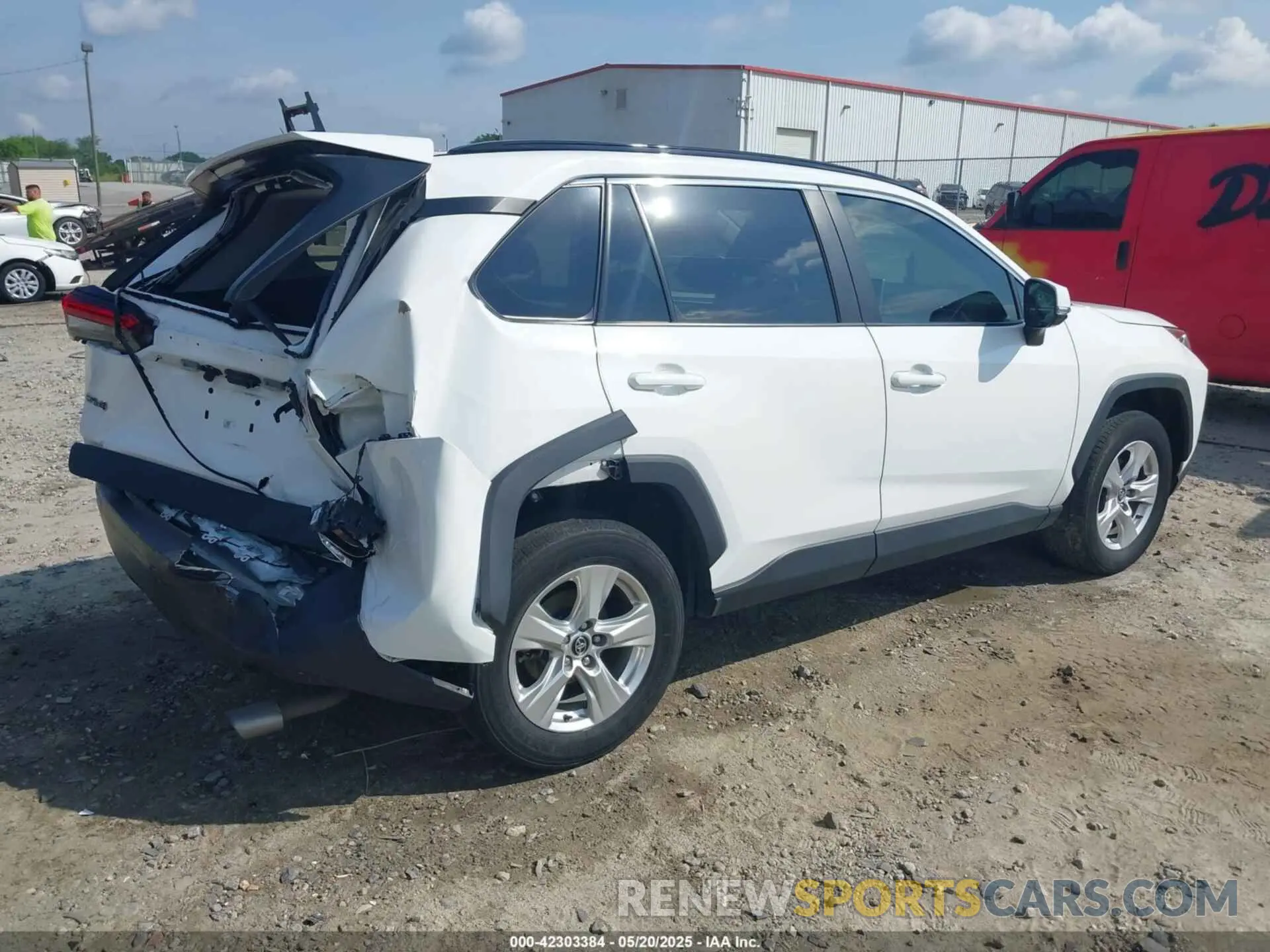 4 Photograph of a damaged car 2T3W1RFV9MW114868 TOYOTA RAV4 2021