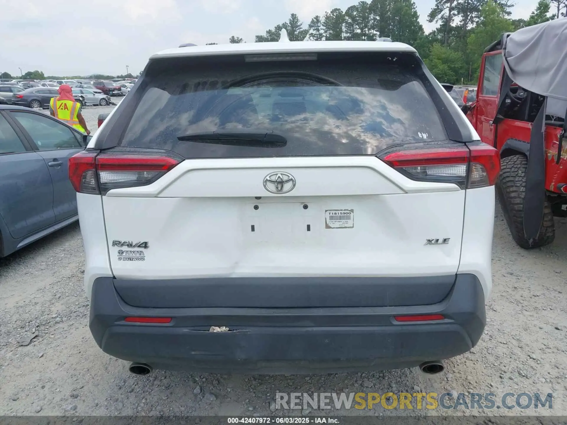 16 Photograph of a damaged car 2T3W1RFV9MW151029 TOYOTA RAV4 2021