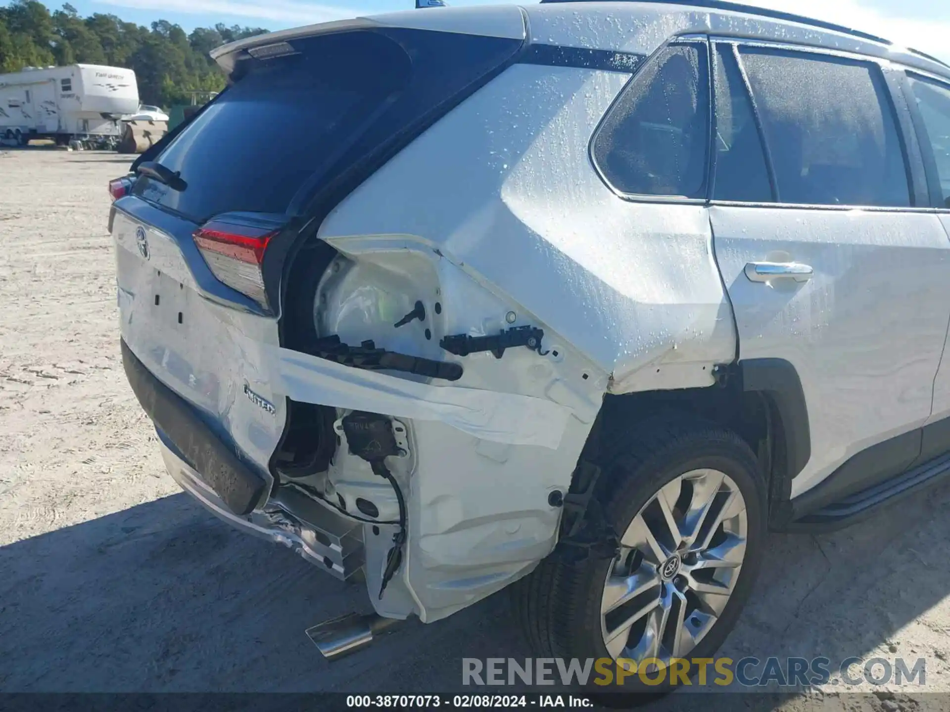 18 Photograph of a damaged car 2T3Y1RFV0MW123936 TOYOTA RAV4 2021