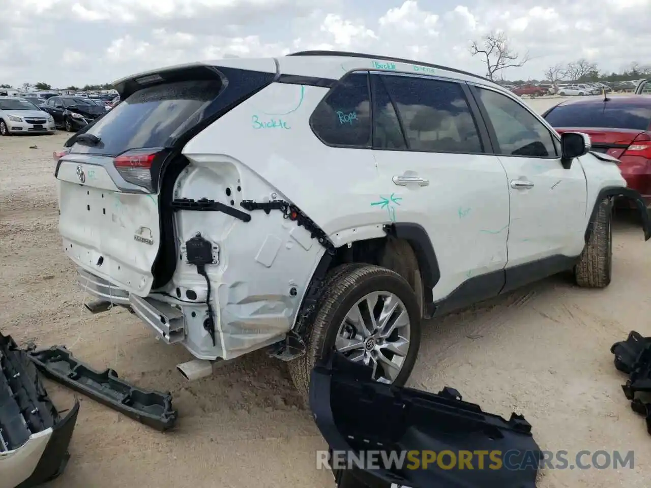 4 Photograph of a damaged car 2T3Y1RFV5MW133605 TOYOTA RAV4 2021