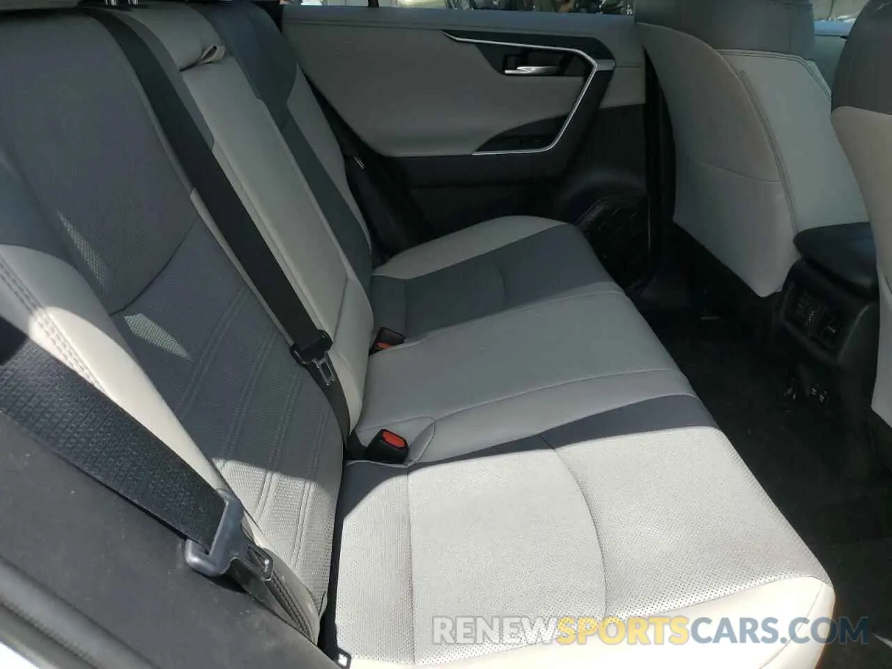 11 Photograph of a damaged car 4T3D6RFV3MU017979 TOYOTA RAV4 2021