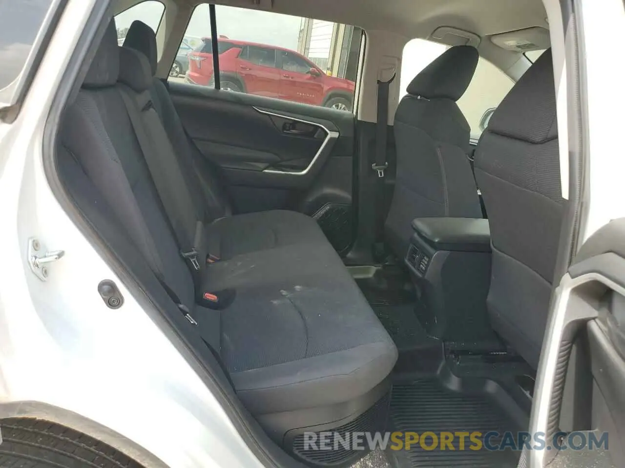 11 Photograph of a damaged car 4T3L6RFV5MU030681 TOYOTA RAV4 2021