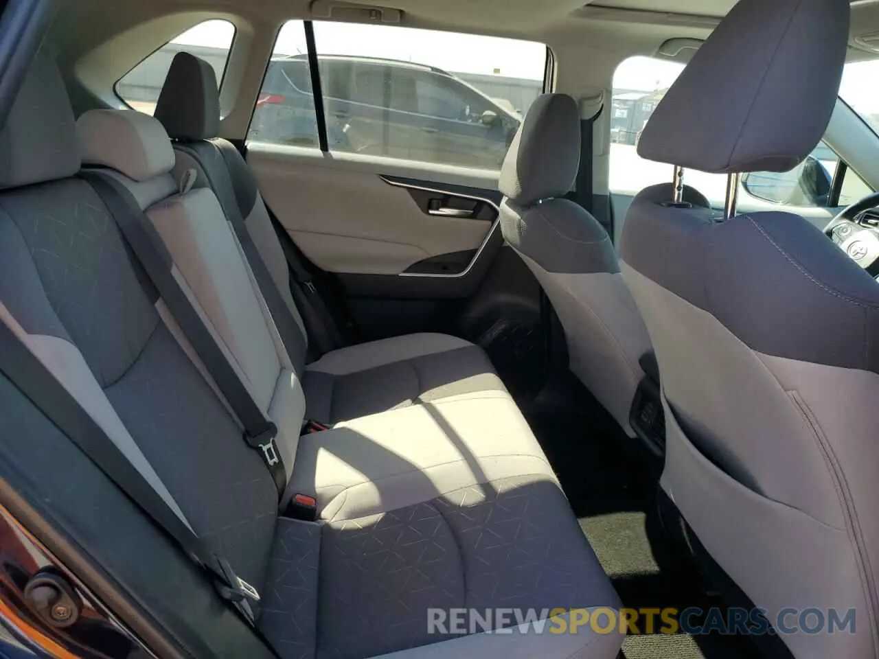 11 Photograph of a damaged car 4T3R6RFV6MU017657 TOYOTA RAV4 2021
