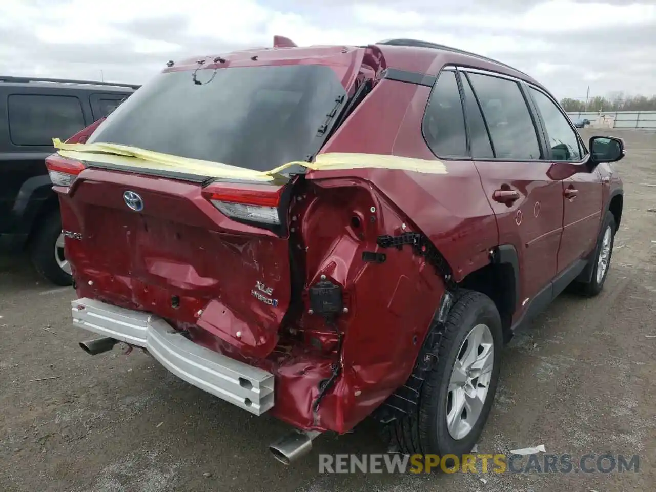 4 Photograph of a damaged car 4T3R6RFV8MU020060 TOYOTA RAV4 2021