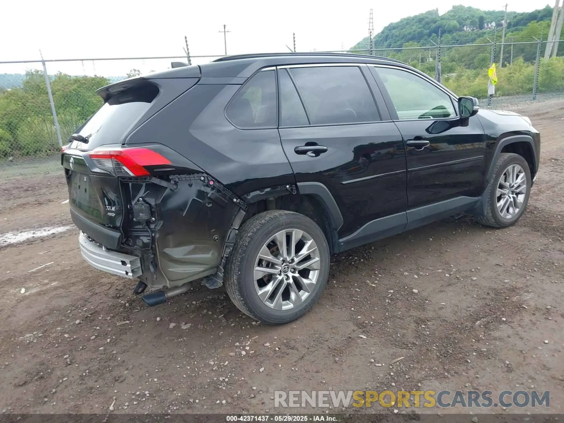4 Photograph of a damaged car JTMA1RFV8MD069137 TOYOTA RAV4 2021