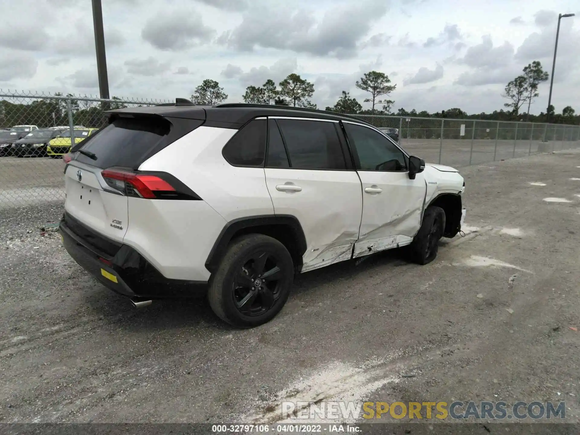 4 Photograph of a damaged car JTME6RFV1MJ010161 TOYOTA RAV4 2021