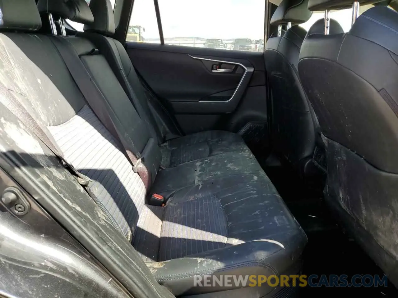 11 Photograph of a damaged car JTME6RFV3MJ010212 TOYOTA RAV4 2021