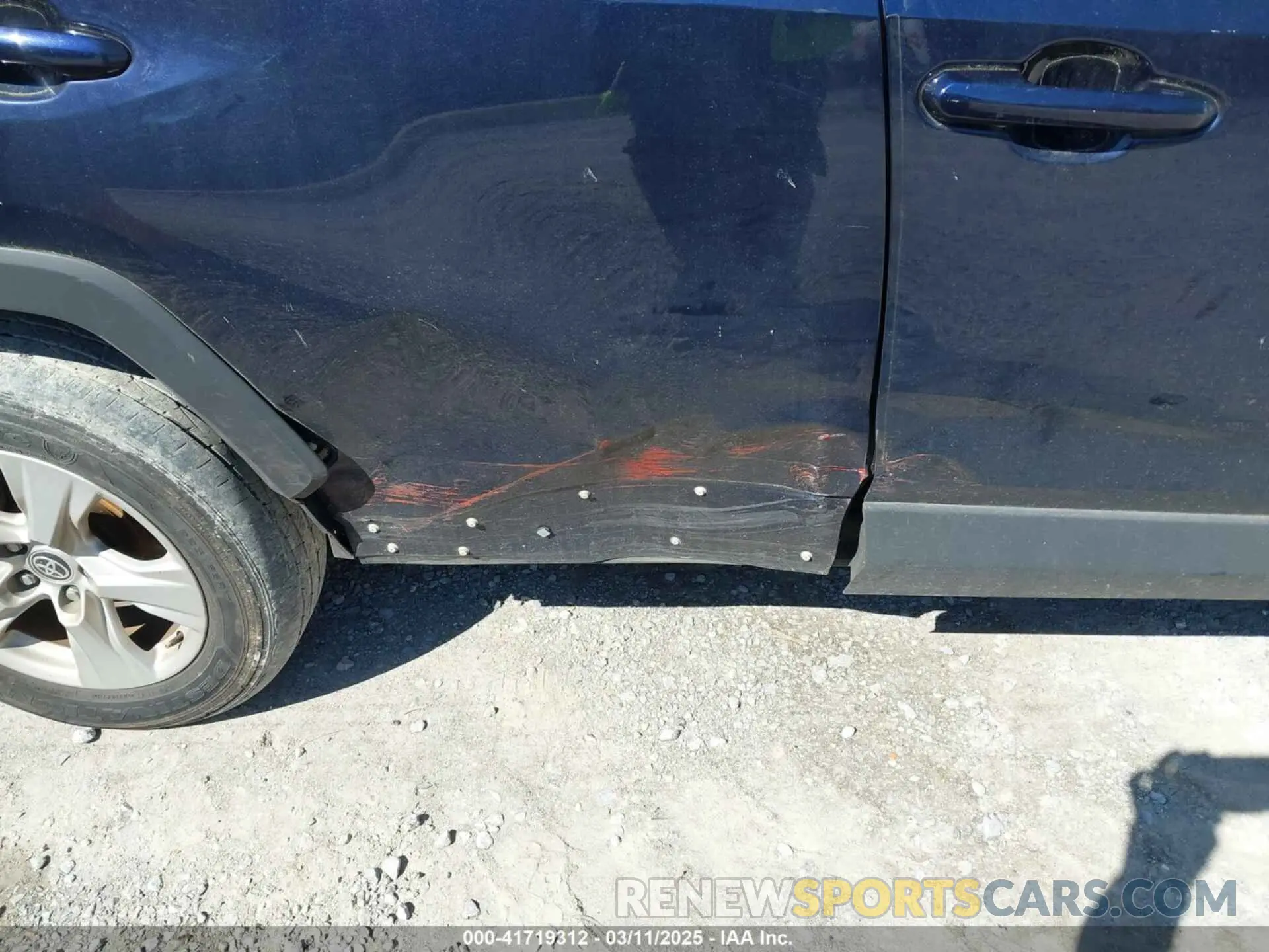 18 Photograph of a damaged car JTMW1RFV9MD070870 TOYOTA RAV4 2021