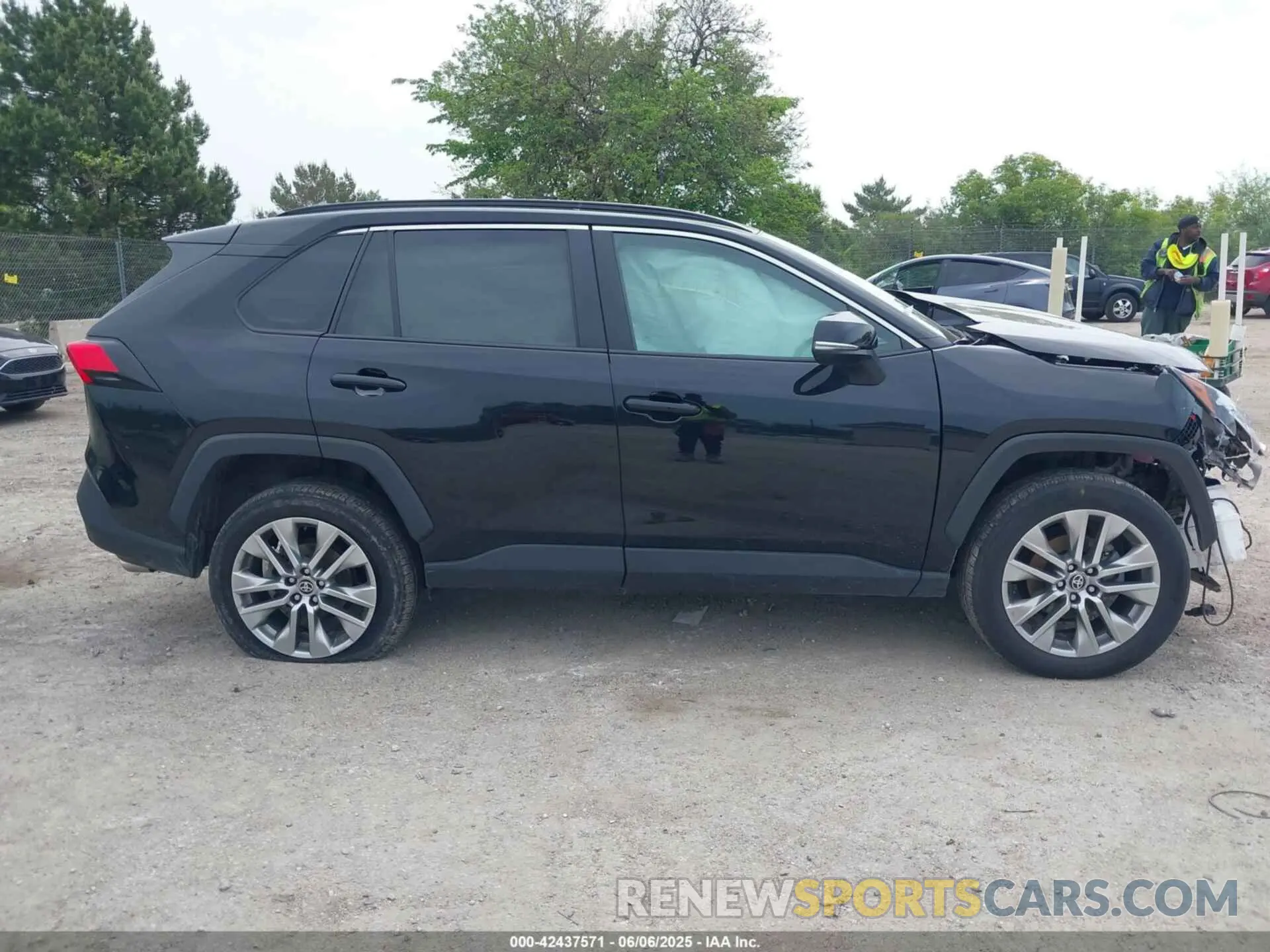13 Photograph of a damaged car 2T3A1RFV1NW298845 TOYOTA RAV4 2022