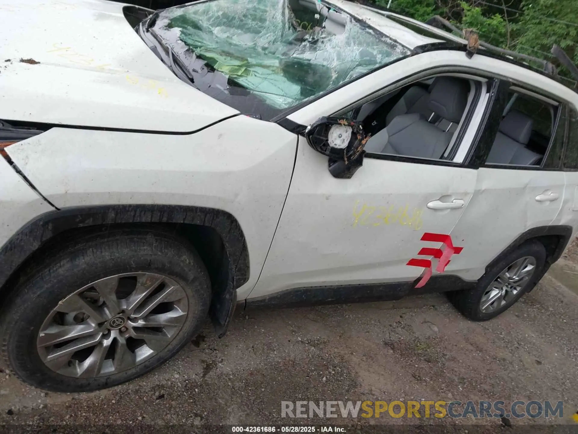 14 Photograph of a damaged car 2T3A1RFV1NW312419 TOYOTA RAV4 2022